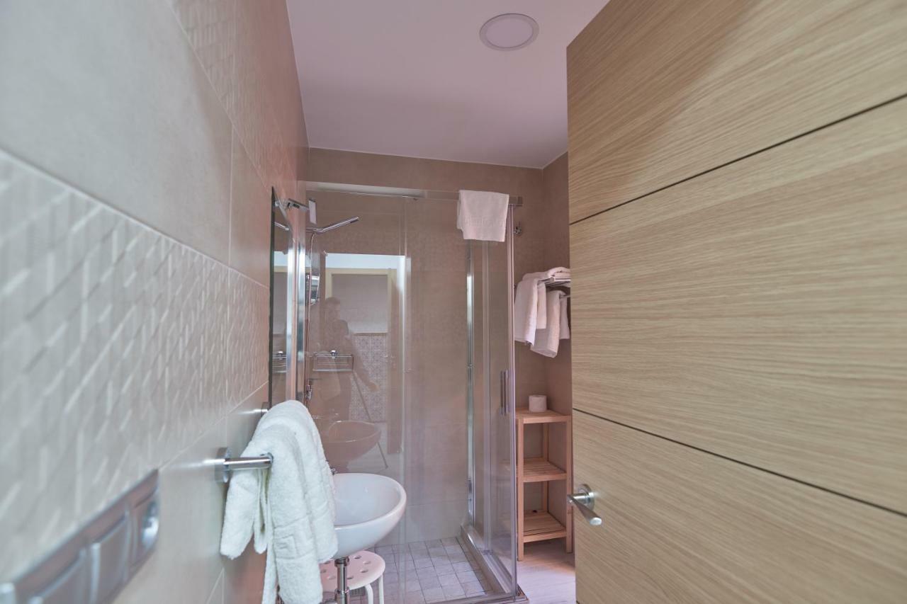Comfort Triple Room Shower