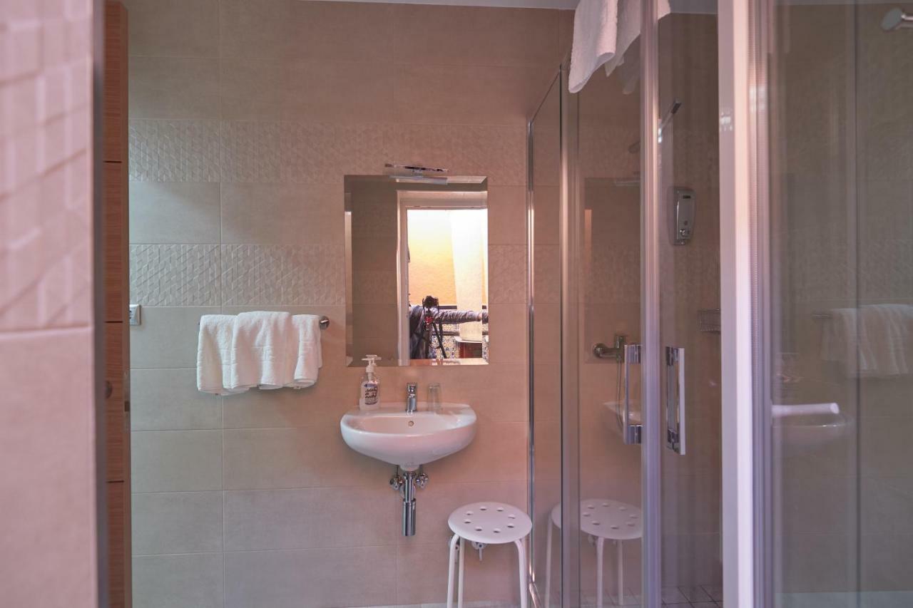 Comfort Triple Room Shower