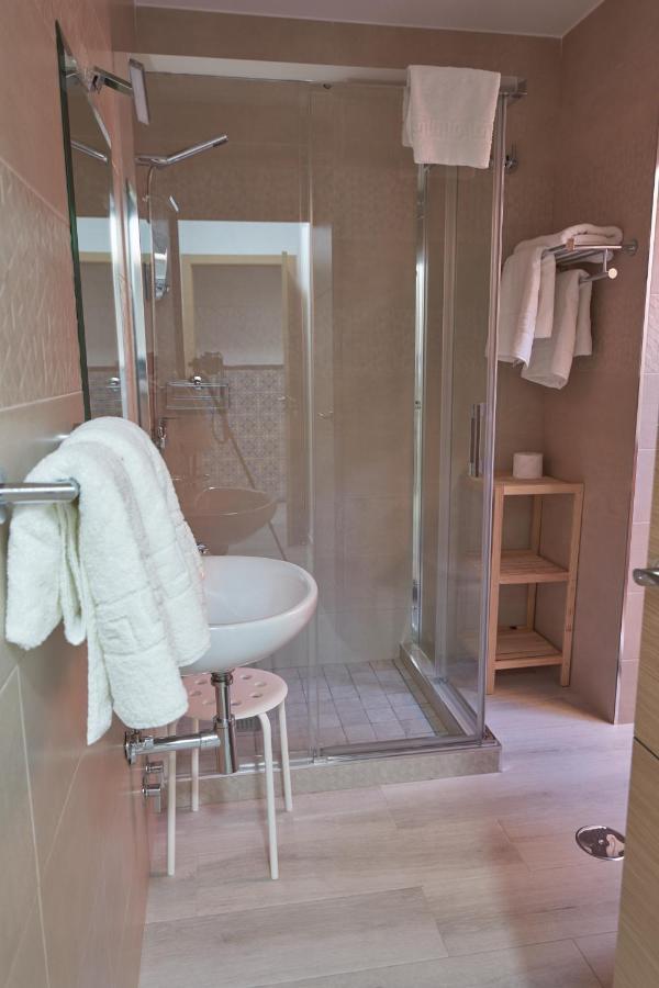 Comfort Triple Room Shower